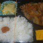 パーラー花 - 20/04/02 「豚生姜焼き弁当」 ３００円．この日は「白身魚フライのり弁当」無いてことで．結局(日)(月)休みと確認．スープ付かなくなったけど依然全品３００円のまま．