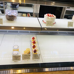 ラヴニュー - 平日15時30分。ケーキはほぼ完売ですよ。勝負は午前中！