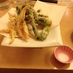 居酒屋　月野郎 - 白エビと山菜の天ぷら