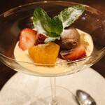 miyashita - フルーツとチョコレートのムースアングレーズソース