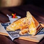 THIRD PLACE ROKKO - とろとろタマゴハムのホットサンドをはじめ、常時10種類のホットサンドをお楽しみいただけます。