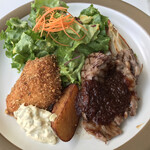  IN THE GREEN - 牛肩ロース肉のグリルBBソース＆鰆の香草パン粉揚げ(週替わりランチプレート)