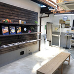 古民家ダイニング 稲空 - 突き当たると待合スペース、テレビも置いてる。普段なら凄い待ち時間長いみたいです。