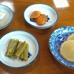 善慶庵 - お通し　左から蕎麦のゼリー、野沢菜漬け、あんず、だいこん煮