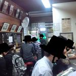 西町大喜 - 内装は超昭和！ｗｗ煤けた感じがﾉｽﾀﾙｼﾞｯｸ。ｻｲﾝ色紙が多く飾ってる