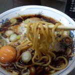 中太麺緩やかｳｪｰﾌﾞ麺で、ｴｯｼﾞのあるｽｸｴｱ断面、加水率は中高～中級