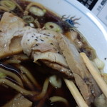 西町大喜 - 大小厚薄様々な肉が沢山乗っており、箸休めや味に抑揚を付けたりで大活躍