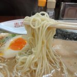 ラーメン浅野2号 - 極細麺。けっこう多めに入ってます。