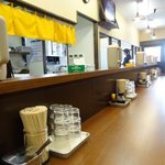 ラーメン浅野2号 - 清潔なカウンター。開店直後だったのでパチリ