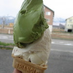 ジェラート工房 ヤミー - 濃い抹茶＋アーモンドプラリネ