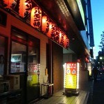 Horumon Yaki Kouei - 職安通りに面した黄色い看板が目印。お隣にももう1店舗ある。空いているほうに入店すればよい。