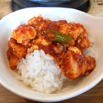コッテジ - 「豆腐チゲランチ（激辛・ご飯大盛）」のチゲをご飯にかけて