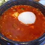 コッテジ - 「豆腐チゲランチ（激辛・ご飯大盛）」のチゲ（温泉卵を入れて）