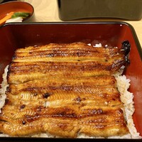 うなぎ割烹 白金台 まつ本 - うな重（共水うなぎ）たれが甘さ控えめでさっぱりとして鰻にピッタリの味です♪