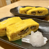 うなぎ割烹 白金台 まつ本 - 追加注文：鰻巻き　卵自体に甘い味付けがされています♪
                    山椒をかけると甘さを抑えピリッとしてなかなかいい塩梅でした♬