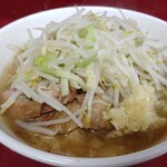 ラーメン二郎 - 少なめニンニクヤサイ。