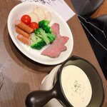 個室×チーズと和牛肉バル BOND - ローストビーフ　チーズフォンデュ