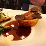 ラ・トゥーエル - ハト、フォアグラ、トリュフのパイ包み焼き