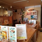 ukyo - 出入口付近のテーブル席からの店内