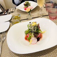 フランス料理 Fleurir - イチゴビネガーみたいなソースを添えた玉ねぎのムースon野菜