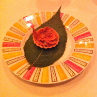 モナリザ 丸の内店 - 桜餅をイメージしたアミューズ・ブーシュ