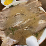 しゅうちゃんラーメン - チャーシューは縦長にインパクトあります。