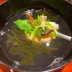 銀座 しのはら - 海老真丈、うるい、バチコ、春蘭、わかめの椀