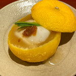 銀座 しのはら - 柚子の中に虎河豚の白子、すし飯の餡掛け