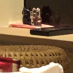 たかおか - カウンター奥に招き猫２体