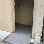 たかおか - 暖簾前の入口