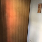 たかおか - 木の引き戸を開け閉め