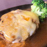 たっぷりのチーズのっかってます！