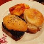 El Globo - 手前左はコク深いイカ墨ペーストとなめらかベシャメルのイカ墨グラタン風、手前右は程よい塩気の干し鱈のグラタン風