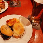 El Globo - 名物のグラタン風ピンチョスはこんがりベシャメルソースが山盛り、左はイカ墨で右はバカリャウ（干し鱈）、奥はとろけるチーズとパテのピンチョス