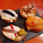 El Globo - 手前右がスペシャリテ蟹のグラタン風Txangurro（チャングロ）、奥は香ばしい小イカのフリットと飴色玉葱