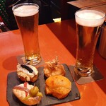 El Globo - まずはビールで乾杯！ピンチョスは1皿1.9～2ユーロ、ツナマヨとGilda（ヒルダ）、具沢山タルタルといわしのマリネなど