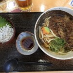 霞ゴルフ倶楽部 - 肉うどんと釜揚げシラス丼1540円です