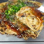 Okonomiyaki Masachan - そばは、少しソースで味付けしてあります。 その分、上塗りのソースは少なめ。