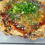 Okonomiyaki Masachan - 店内壁のメニュー表「お好み焼きそば肉玉@6０0円」を見て、速攻注文。 「安いなあ。」と感じて、反射的に注文しましたが、実は税抜きで、支払い時に６５０円（税込）と判明。 最近は、ややこしいです・・・