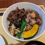 ロイヤルホスト - 黒毛和牛のあまから煮とアンガスサーロインステーキ丼（1780円＋税）