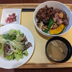 Roiyaru Hosuto - 黒毛和牛のあまから煮とアンガスサーロインステーキ丼（1780円＋税）