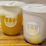 台湾茶屋モクテルストーリー - マンゴーチーズティー（左）とタロ芋ラテwithプリン（右）