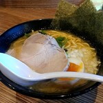 Yokohamaiekeiramem menya kagerou - 醤油とんこつラーメン