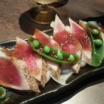 Nagoya Ko-Chin Semmon Koshitsu Izakaya Ishibashi - 鮪の和風ステーキ：桂剥きされた玉葱と共に和風ソースで戴くと、赤身の軟らかさに舌鼓してしまいました。