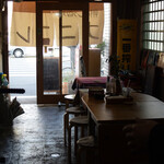 朝めし酒場 ナニコレ食堂 - カウンターから見た店内の様子