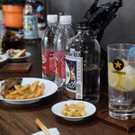 朝めし酒場 ナニコレ食堂 - カウンターの並び