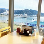 レストラン 海幸苑 - 店内1番人気の窓際着席風景です。