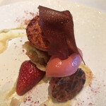 レストラン マノワ - Mene Verdure ９６８０円。いちごのシーブストと苺のソルベ。シーブストは、提供する直前に炙ってらっしゃいました。