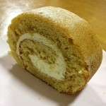 アンファン・ルミエール  - メイプルロールケーキ仁王立ち