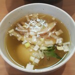 支那蕎麦屋 藤花 - つけ汁 梅が沈んでます